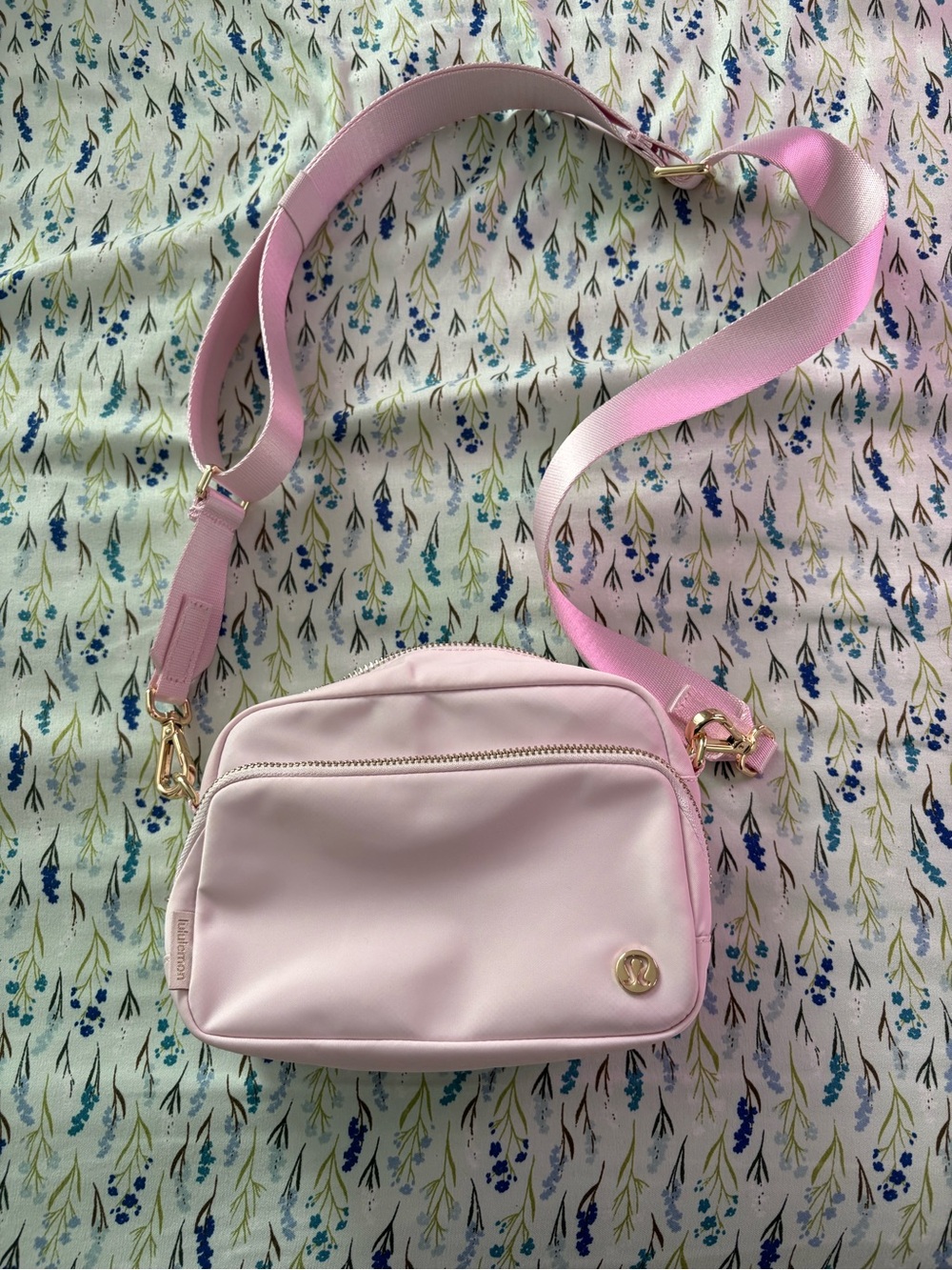 Everywhere Crossbody Bag 2L
Metal Hardware